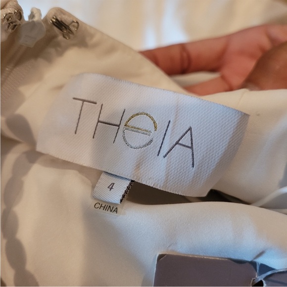 Flattering wedding gown by Theia - Picture 11 of 12